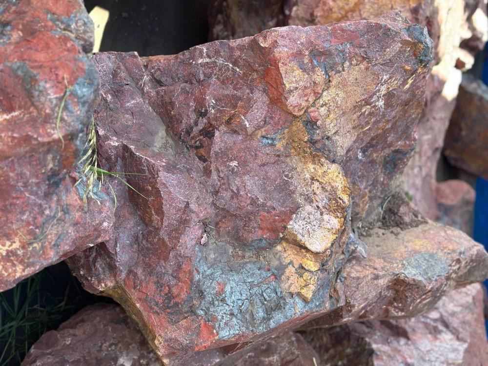 Камни для ландшафтного дизайна красно-фиолетовые 10-60 килограмм купить в Электроуглях