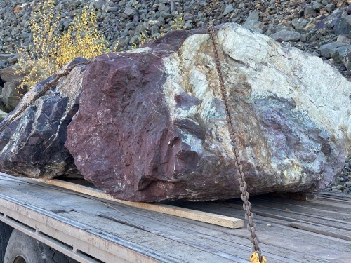 Огромные красно-фиолетовые валуны для ландшафтного дизайна весом более 5 тонн купить в Электроуглях