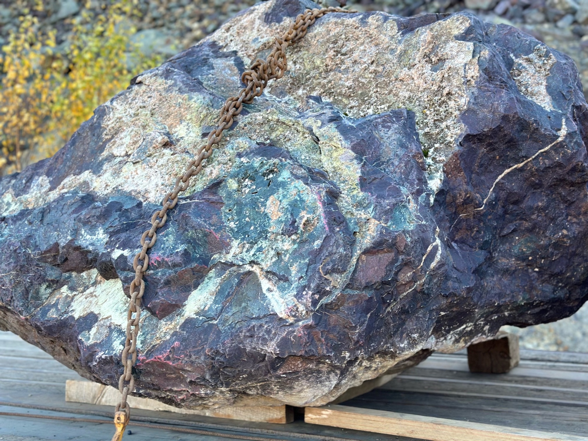 Огромные красно-фиолетовые валуны для ландшафтного дизайна весом более 5 тонн купить в Электроуглях