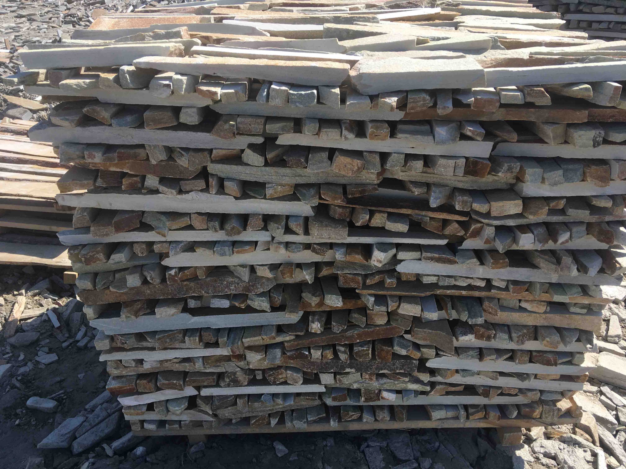 Горбушка златолит золотистый для облицовки купить в Электроуглях