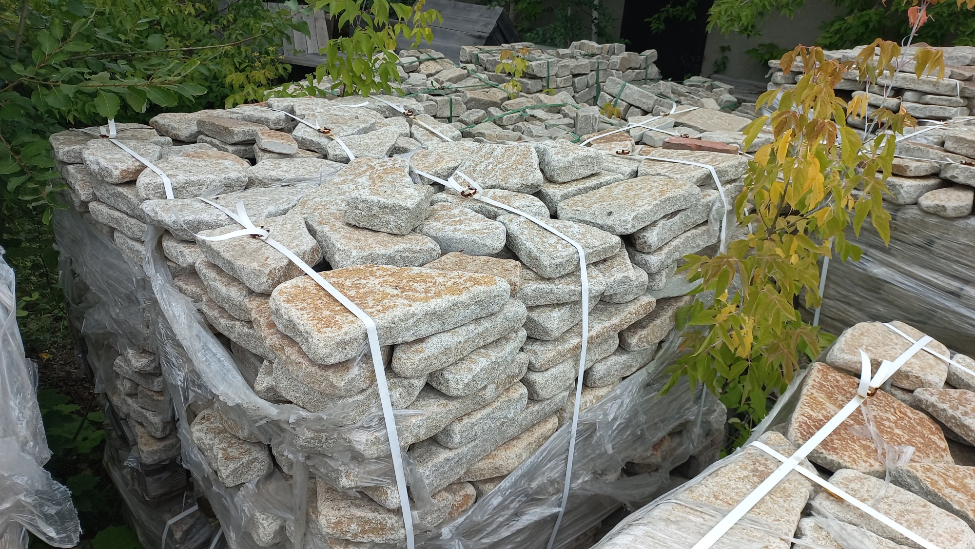 Плитняк галтованный гранитный для ландшафтного дизайна купить в Электроуглях