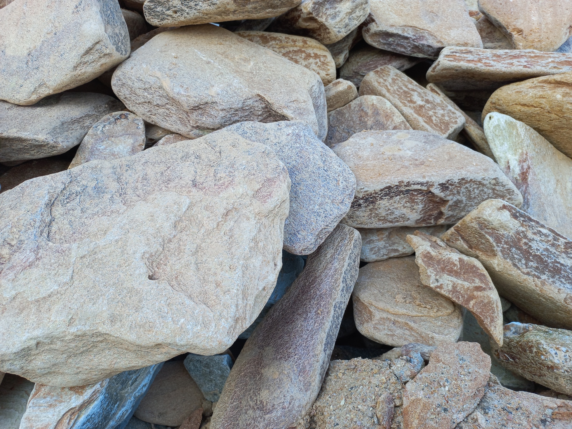 Златолит жёлтый, жёлто-зелёный глыбки и валуны для ланшафтного дизайна купить в Электроуглях