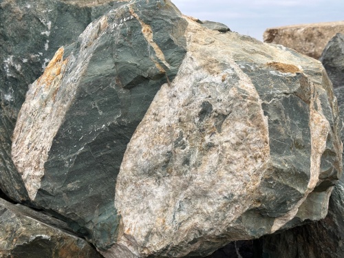 Гигантские зелёные валуны для ландшафтного дизайна весом более 5 тонн купить в Электроуглях