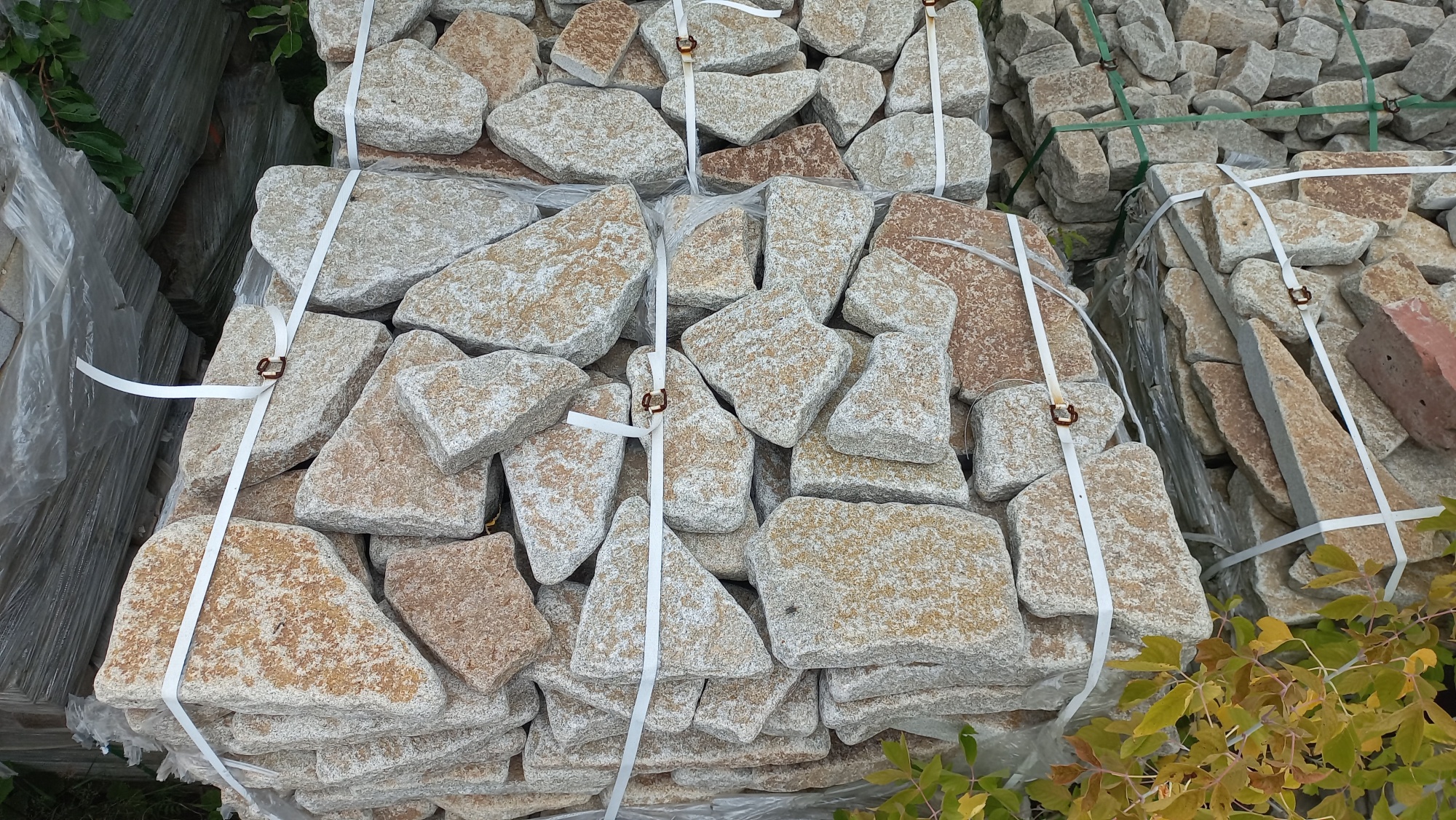 Плитняк галтованный гранитный для ландшафтного дизайна купить в Электроуглях