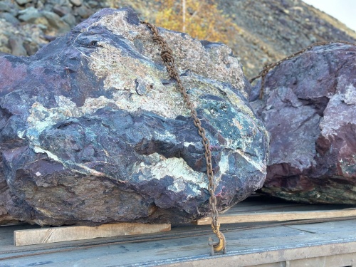 Огромные красно-фиолетовые валуны для ландшафтного дизайна весом более 5 тонн купить в Электроуглях