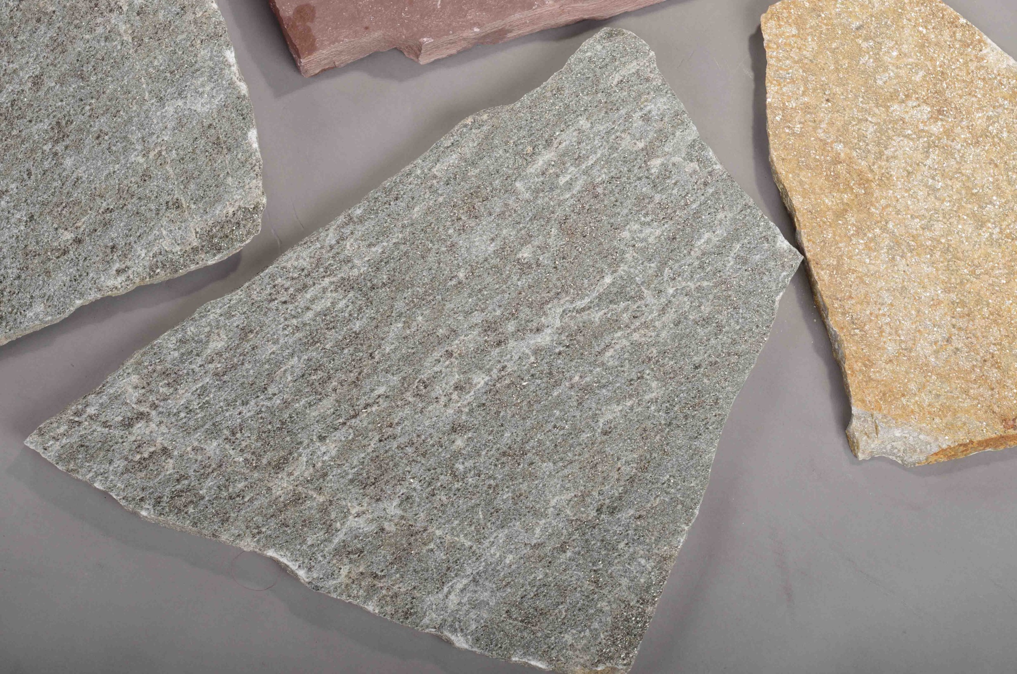 Плитняк златолит Уральский для цоколя, отмостки купить в Электроуглях